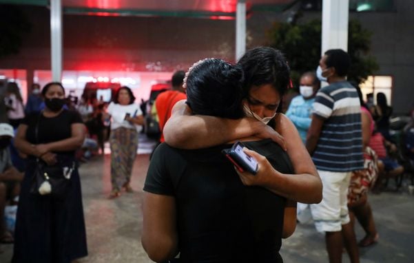Parentes de pacientes internados no hospital 28 de Agosto reagem, em meio ao surto da doença coronavírus (COVID-19) em Manaus, Brasil, em 14 de janeiro de 2021. REUTERS / Bruno Kelly ORG XMIT: GGGRJO16
