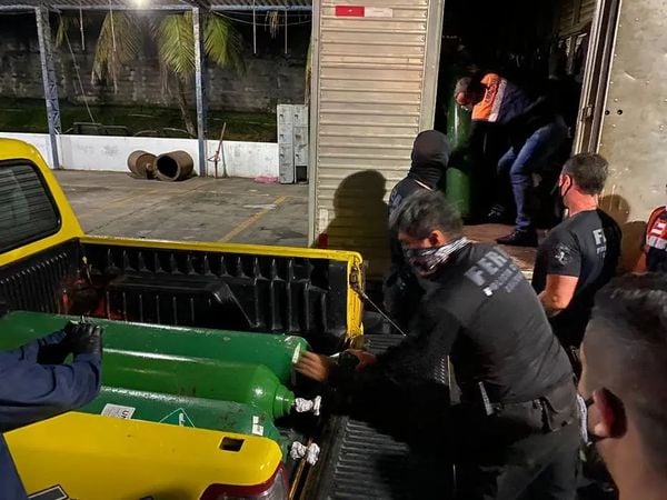Polícia apreende 33 cilindros de oxigênio escondidos por empresa em Manaus Foto: Carlos Soares/Erlon Rodrigues/Alailson Santos/SSP-AM e PC-AM