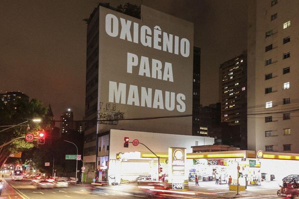 Projeção no centro da cidade de São Paulo, SP, com os dizeres ¨Oxigênio pra Manaus¨, nesta quinta-feira (14)
