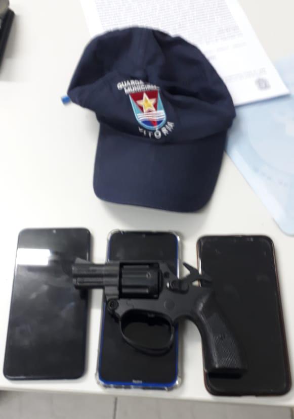 Guarda de Vitória recuperou aparelhos celulares roubados e apreendeu simulacro de arma com assaltante em Bento Ferreira, em Vitória