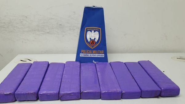 Na foto é possível ver material apreendido pela PM bairro Santo André, em Vitória, neste sábado (16)
