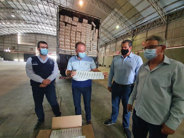 O governador Renato Casagrande, acompanhado de secretários, mostra seringas e agulhas do primeiro lote comprado pelo governo do Estado para a vacina por  Giovani Pagotto/Governo ES