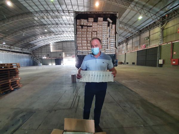 O governador Renato Casagrande posa com seringas do primeiro lote de 1,5 bilhão comprados pelo governo do Estado por  Giovani Pagotto/Governo ES