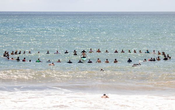 Foto mostra homenagem realizada ao mar, nesta manhã de sábado (16), por surfistas na Praia d'Ulé a Ricardo Guimarães, que morreu na segunda-feira (11)