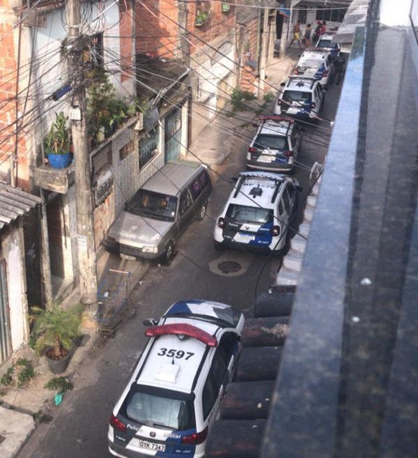 Na imagem é possível ver viaturas da Polícia Militar durante ação na região da Grande São Pedro, em Vitória, neste sábado (16)