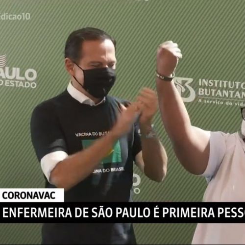 Enfermeira é a primeira a receber dose da Coronavac contra a Covid