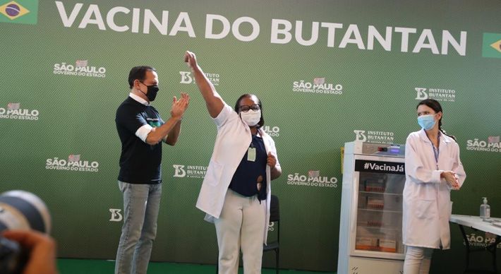 Vacinação contra a Covid-19 no Hospital das Clínicas se encerrou pouco antes das 18h deste domingo (17)
