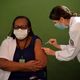 Enfermeira recebe a primeira dose da vacina no Brasil 