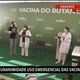 Primeira brasileira a receber a vacina contra a Covid-19 é a enfermeira Mônica Calazans
