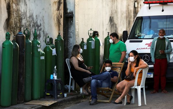 Relatives of patients hospitalised or receiving healthcare at home, mostly suffering from the coronavirus disease (COVID-19), gather to buy oxygen and fill cylinders at a private company in Manaus, Brazil January 16, 2021. REUTERS/Bruno Kelly ORG XMIT: GGGRJO02