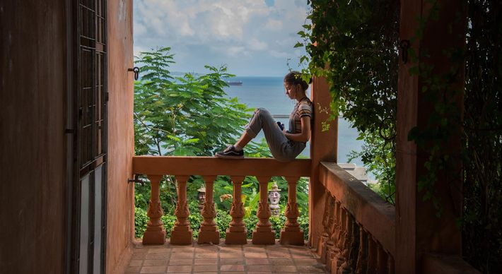 Filme dirigido por Cláudio Marques e Marília Hughes chega à Netflix com a jornada de uma adolescente que chega da Alemanha para morar em Salvador
