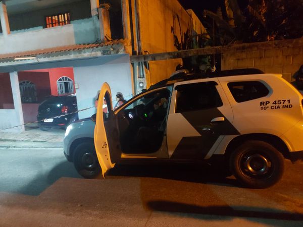 Ele foi alvo de quatro disparos de arma de fogo, na noite deste domingo (17)