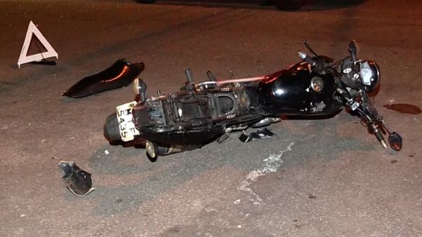 O estado em que a moto ficou após o acidente em Vila Velha