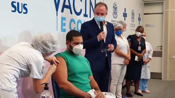 O médico Romerson Ribeiro Silva, 32 anos, foi um dos primeiros vacinados contra a Covid-19 no ES
