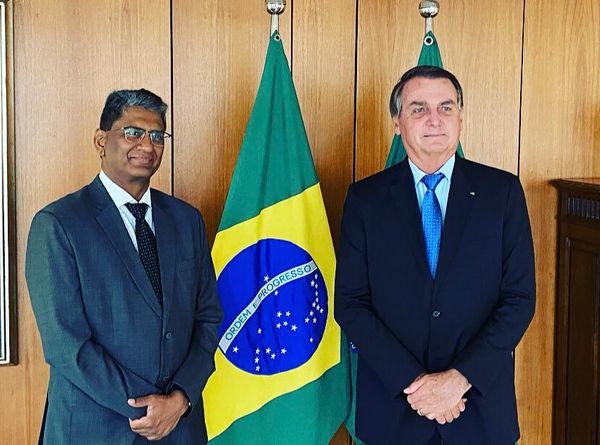 O presidente Bolsonaro e o embaixador indiano no Brasil, Suresh K. Reddy