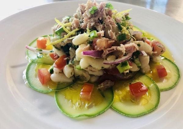 Salada de feijão, atum e cebola roxa com carpaccio de abobrinha do chef Juarez Campos