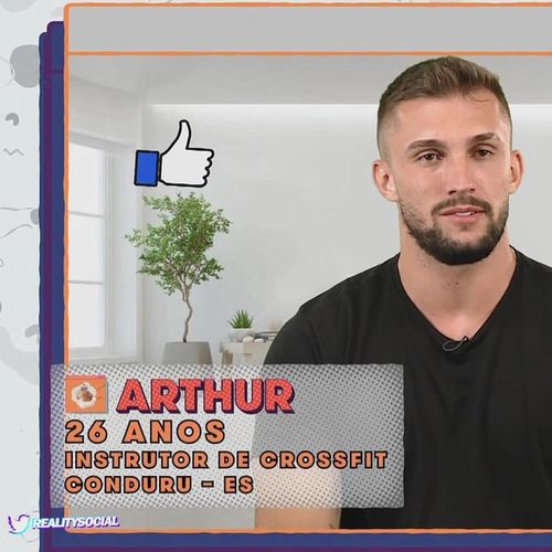 O rapaz de 26 anos, que foi Mister Espírito Santo e é ex-jogador de futebol, mora atualmente no Rio de Janeiro. O nome do capixaba, que é do distrito de Conduru, em Cachoeiro de Itapemirim, foi anunciado na tarde desta terça-feira (19)