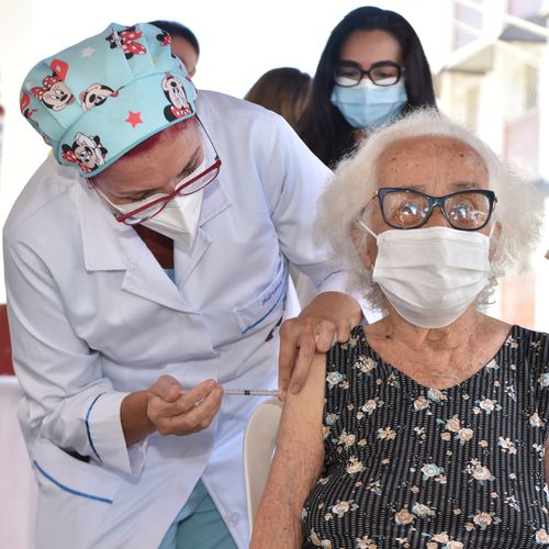 Entenda por que máscara e distanciamento devem continuar após a vacina