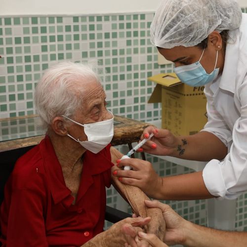 Covid-19: idosa de 102 anos é a primeira moradora de Cariacica vacinada