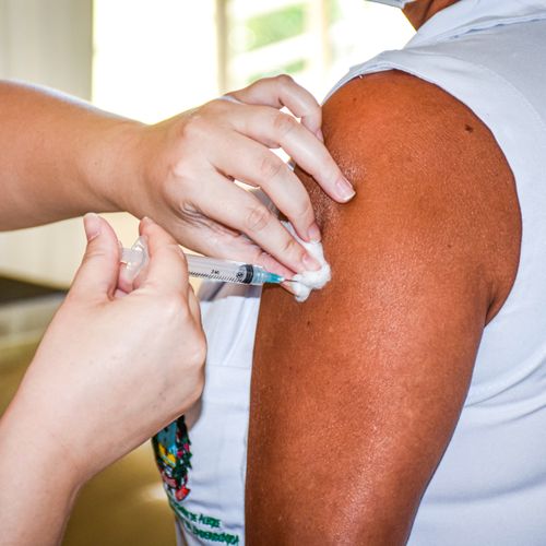 Como fica a vacinação contra Covid para alérgicos e doentes em tratamento?