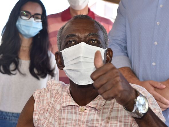 Data: 19/01/2021 - ES - Vitória - Seu Firmino, 93, primeiro idoso a ser vacinado em Vitória - Idosos e cuidadores do Asilo de Vitória recebem vacina contra Covid-19 - Editoria: Cidades - Foto: Fernando Madeira - GZ por Fernando Madeira