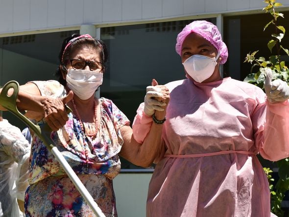 Data: 19/01/2021 - ES - Vila Velha - Maria Benícia Marques, 76, primeira idosa a receber a vacina contrra a Covid-19 em Vila Velha - Editoria: Cidades - Foto: Fernando Madeira - GZ por Fernando Madeira