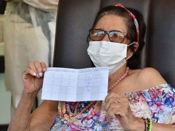 Data: 19/01/2021 - ES - Vila Velha - Maria Benícia Marques, 76, primeira idosa a receber a vacina contrra a Covid-19 em Vila Velha - Editoria: Cidades - Foto: Fernando Madeira - GZ por Fernando Madeira