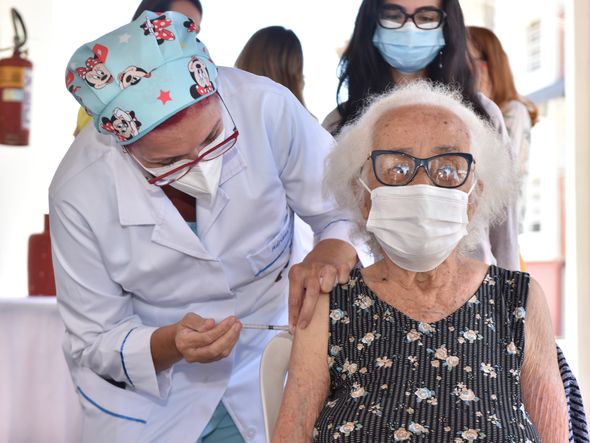 Data: 19/01/2021 - ES - Vitória - Maria dos Anjos, 96, costureira aposentada da Piedade - Idosos e cuidadores do Asilo de Vitória recebem vacina contra Covid-19 - Editoria: Cidades - Foto: Fernando Madeira - GZ por Fernando Madeira