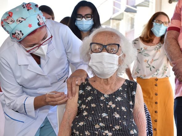 Data: 19/01/2021 - ES - Vitória - Maria dos Anjos, 96, costureira aposentada da Piedade - Idosos e cuidadores do Asilo de Vitória recebem vacina contra Covid-19 - Editoria: Cidades - Foto: Fernando Madeira - GZ por Fernando Madeira