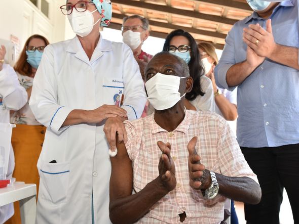 Data: 19/01/2021 - ES - Vitória - Seu Firmino, 93, primeiro idoso a ser vacinado em Vitória - Idosos e cuidadores do Asilo de Vitória recebem vacina contra Covid-19 - Editoria: Cidades - Foto: Fernando Madeira - GZ por Fernando Madeira