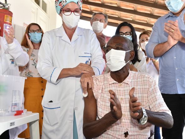 Data: 19/01/2021 - ES - Vitória - Seu Firmino, 93, primeiro idoso a ser vacinado em Vitória - Idosos e cuidadores do Asilo de Vitória recebem vacina contra Covid-19 - Editoria: Cidades - Foto: Fernando Madeira - GZ por Fernando Madeira