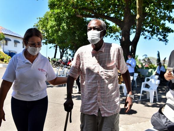 Data: 19/01/2021 - ES - Vitória - Seu Firmino, 93, primeiro idoso a ser vacinado em Vitória - Idosos e cuidadores do Asilo de Vitória recebem vacina contra Covid-19 - Editoria: Cidades - Foto: Fernando Madeira - GZ por Fernando Madeira