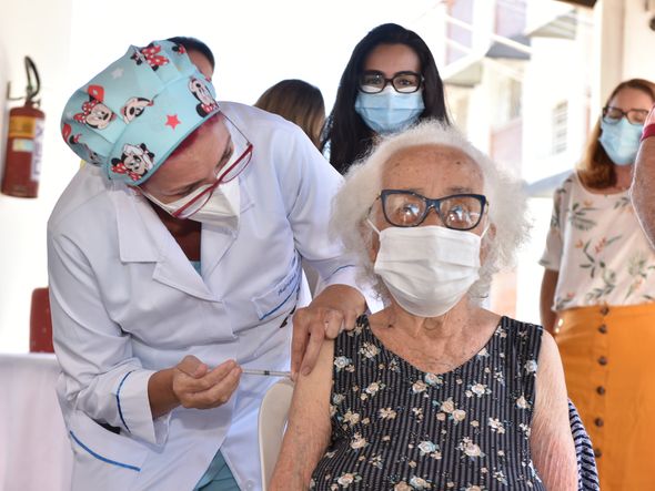 Data: 19/01/2021 - ES - Vitória - Maria dos Anjos, 96, costureira aposentada da Piedade - Idosos e cuidadores do Asilo de Vitória recebem vacina contra Covid-19 - Editoria: Cidades - Foto: Fernando Madeira - GZ por Fernando Madeira