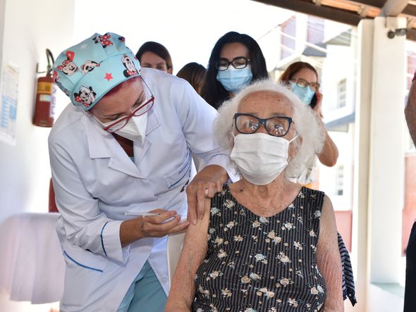 Data: 19/01/2021 - ES - Vitória - Maria dos Anjos, 96, costureira aposentada da Piedade - Idosos e cuidadores do Asilo de Vitória recebem vacina contra Covid-19 - Editoria: Cidades - Foto: Fernando Madeira - GZ por Fernando Madeira