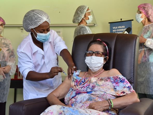 Data: 19/01/2021 - ES - Vila Velha - Maria Benícia Marques, 76, primeira idosa a receber a vacina contrra a Covid-19 em Vila Velha - Editoria: Cidades - Foto: Fernando Madeira - GZ por Fernando Madeira