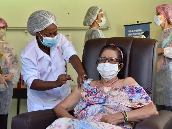 Data: 19/01/2021 - ES - Vila Velha - Maria Benícia Marques, 76, primeira idosa a receber a vacina contrra a Covid-19 em Vila Velha - Editoria: Cidades - Foto: Fernando Madeira - GZ por Fernando Madeira