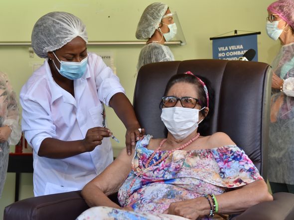 Data: 19/01/2021 - ES - Vila Velha - Maria Benícia Marques, 76, primeira idosa a receber a vacina contrra a Covid-19 em Vila Velha - Editoria: Cidades - Foto: Fernando Madeira - GZ por Fernando Madeira