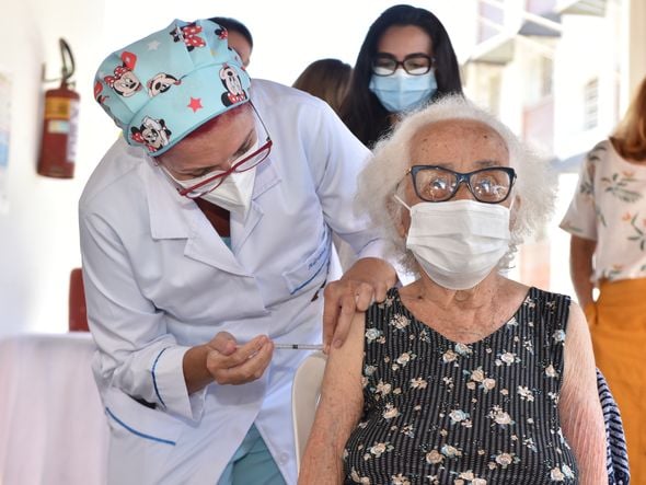 Data: 19/01/2021 - ES - Vitória - Maria dos Anjos, 96, costureira aposentada da Piedade - Idosos e cuidadores do Asilo de Vitória recebem vacina contra Covid-19 - Editoria: Cidades - Foto: Fernando Madeira - GZ por Fernando Madeira