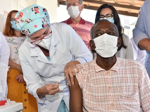 Data: 19/01/2021 - ES - Vitória - Seu Firmino, 93, primeiro idoso a ser vacinado em Vitória - Idosos e cuidadores do Asilo de Vitória recebem vacina contra Covid-19 - Editoria: Cidades - Foto: Fernando Madeira - GZ por Fernando Madeira