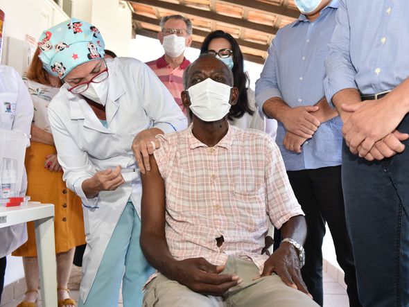 Data: 19/01/2021 - ES - Vitória - Seu Firmino, 93, primeiro idoso a ser vacinado em Vitória - Idosos e cuidadores do Asilo de Vitória recebem vacina contra Covid-19 - Editoria: Cidades - Foto: Fernando Madeira - GZ por Fernando Madeira