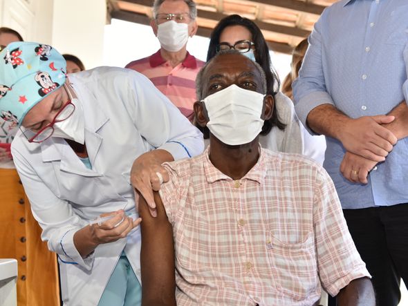 Data: 19/01/2021 - ES - Vitória - Seu Firmino, 93, primeiro idoso a ser vacinado em Vitória - Idosos e cuidadores do Asilo de Vitória recebem vacina contra Covid-19 - Editoria: Cidades - Foto: Fernando Madeira - GZ por Fernando Madeira