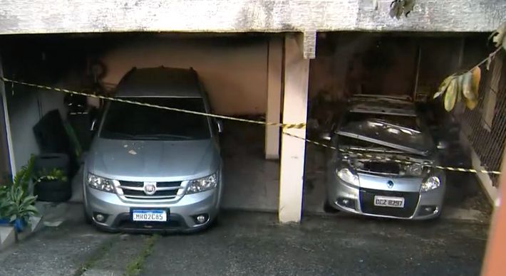 A origem do fogo, segundo testemunhas, seria um curto-circuito em uma moto elétrica que fica na garagem. Um casal, um adolescente e uma criança de dois anos inalaram fumaça e precisaram de atendimento médico