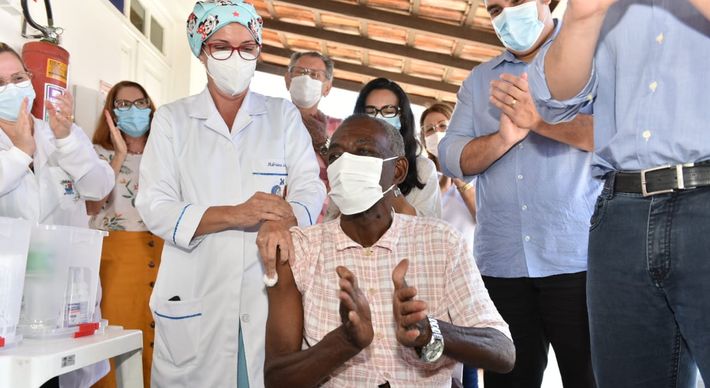 José Firmino, morador do Asilo de Vitória, foi o primeiro na Capital a receber a Coronavac. O município recebeu 4.769 doses do imunizante. A previsão é de que a primeira fase seja concluída nesta sexta-feira (22)