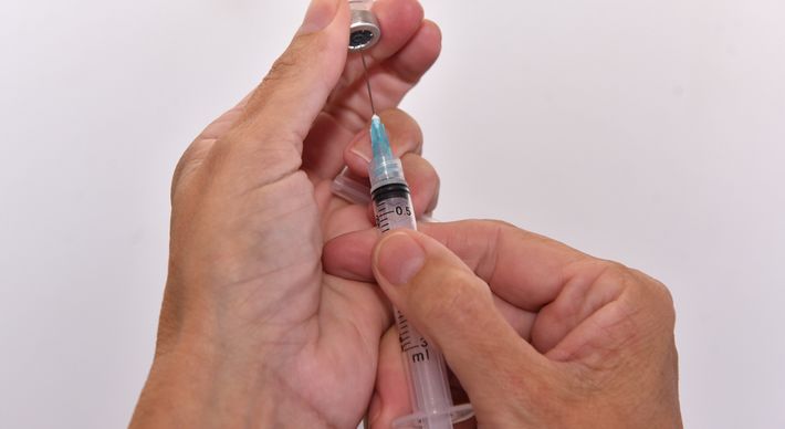 A fundação adiou de fevereiro para março a entrega dos imunizantes produzidos pela Oxford/AstraZeneca/; mudança pode atrasar o Plano Nacional de Imunização (PNI)