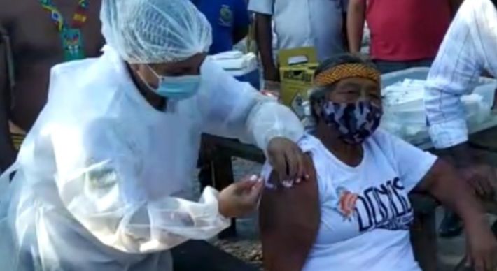 Segundo a prefeitura, serão vacinados os indígenas das etnias Guarani e Tupiniquim. A primeira indígena vacinada foi Marilza da Silva, de 72 anos