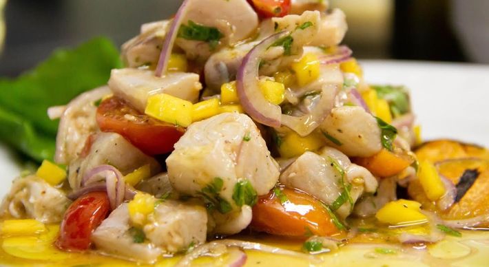 O prato ícone da culinária peruana é uma sugestão refrescante da chef Mônica Pimentel, que comanda um bistrô de cozinha internacional em Vitória