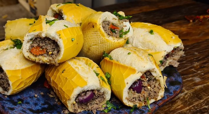 Para preparar o recheio dos pães, você vai precisar de carne moída, chimichurri, cebola, azeitona, salsinha e pimenta biquinho