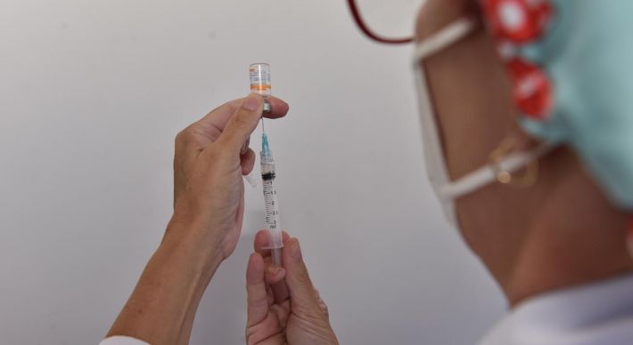 A informação é da Secretaria de Estado da Saúde. As doses da Coronavac começaram a ser distribuídas aos municípios pela Sesa na terça-feira (19)