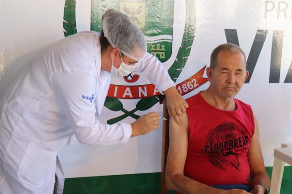 Antonio de Paula Moura é morador do asilo Instituto Lar Família Feliz e é surdo-mudo recebendo a vacina contra a Covid-19