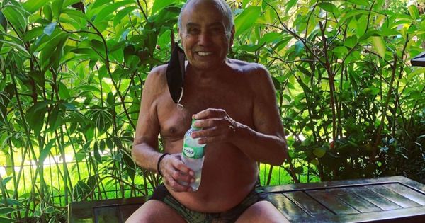 Aos 88 anos de idade, ator capixaba Stênio Garcia surge de sunga malhando em casa